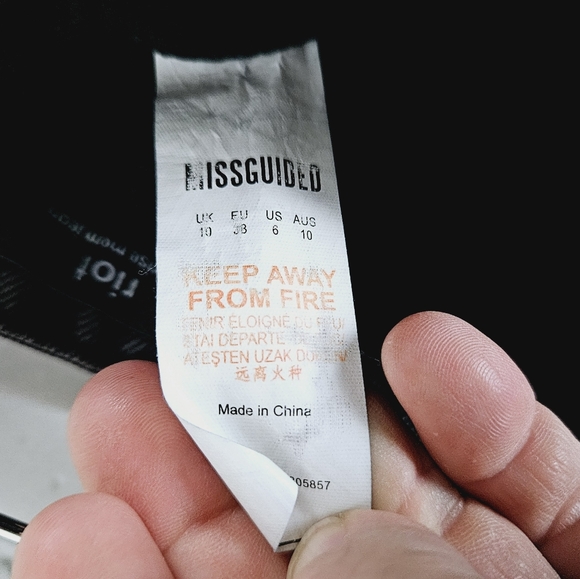 MISSGUIDED | Riot high rise tapered leg double grommet belted mom jeans - Picture 7 of 8